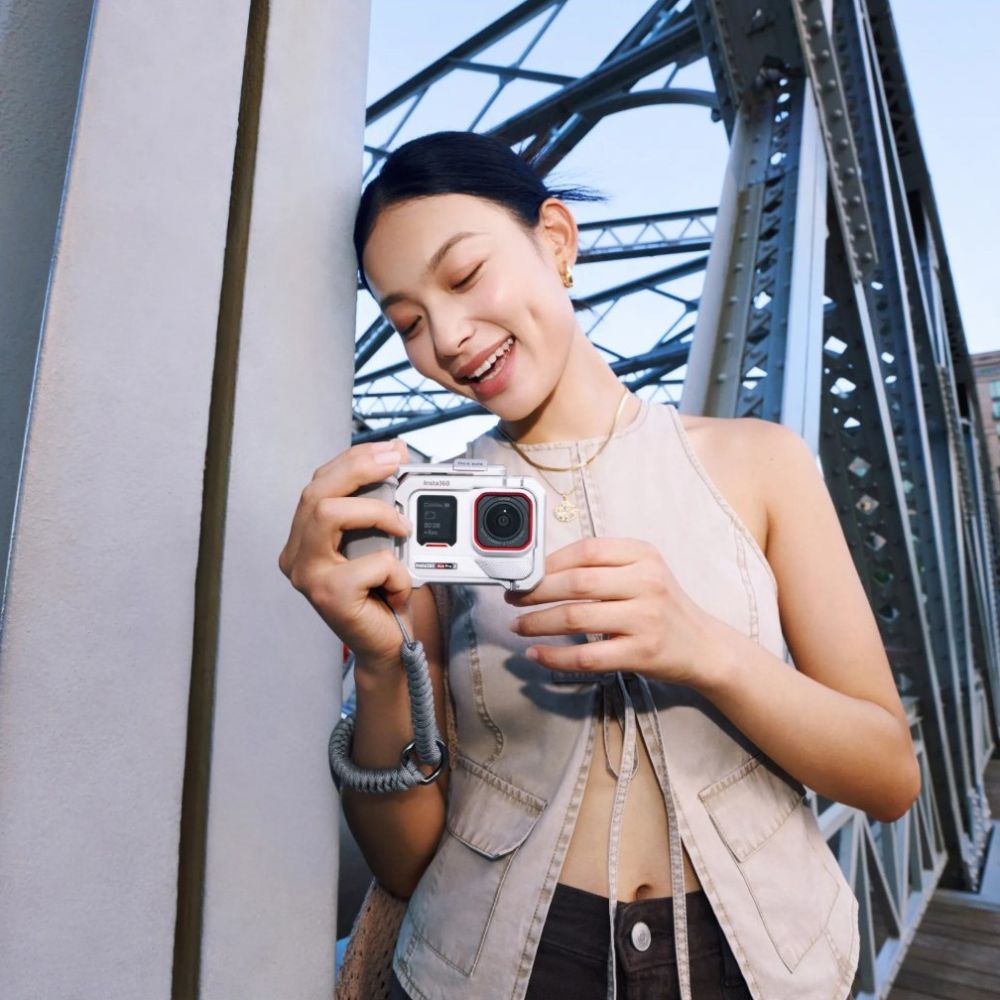 Insta360 Ace Pro 2 8K AI-Powered Waterproof Action Camera Xplorer Bundle with Leica Lens, 1/1.3" Sensor, FlowState Stabilization & Horizon Lock, Active HDR, Gesture & Voice Control, Flip Touchscreen | Artic White (Moonlight Silver)