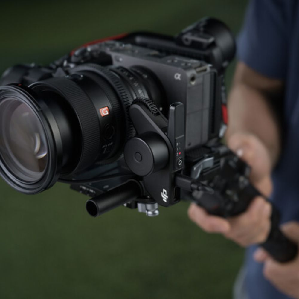 DJI Focus Pro Motor for RS 4 / 4 Pro and RS 3 / 3 Pro Gimbal Stabilizer with Built-In RF Anten and 10ms Latency for Camera Lens Focus, Zoom & Aperture FIZ Control, and Compatible with Focus Pro Grip, Focus Pro Hand Unit & Ronin 4D Flex