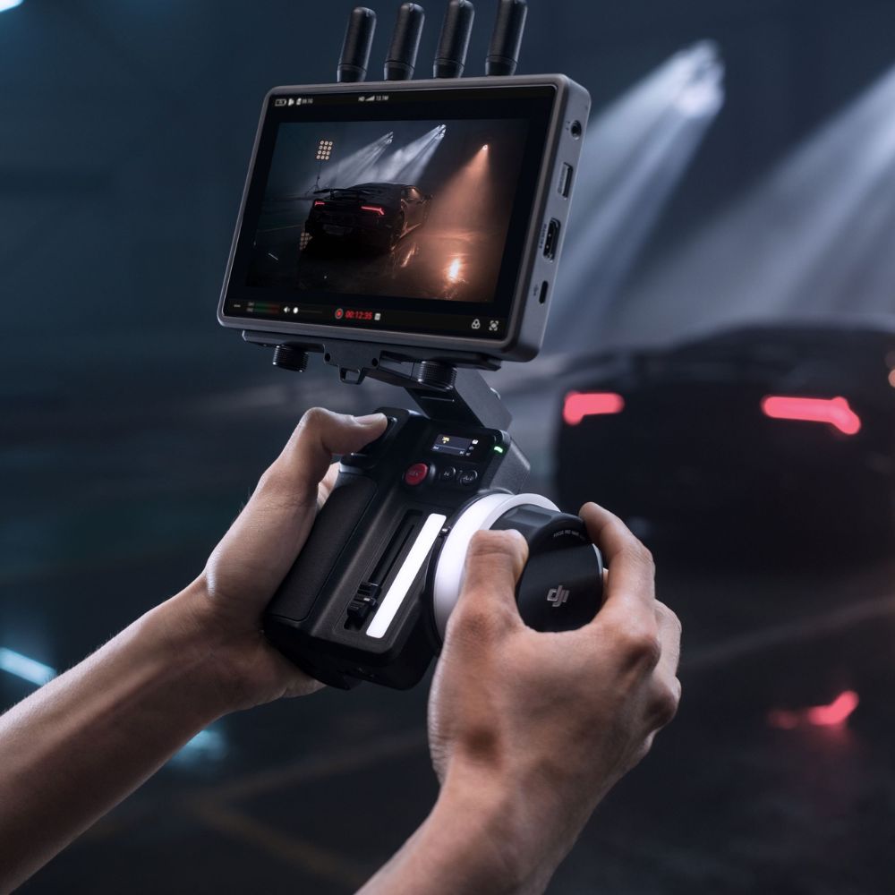 DJI Focus Pro Hand Unit for RS 3 / 3 Pro and RS 4 / 4 Pro Gimbal Stabilizer and Focus Pro Motor Built-In RF Module and Bluetooth & 2.4 GHz Wireless Transmission Up to 160m for Camera Lens Focus, Zoom, and Aperture FIZ Control