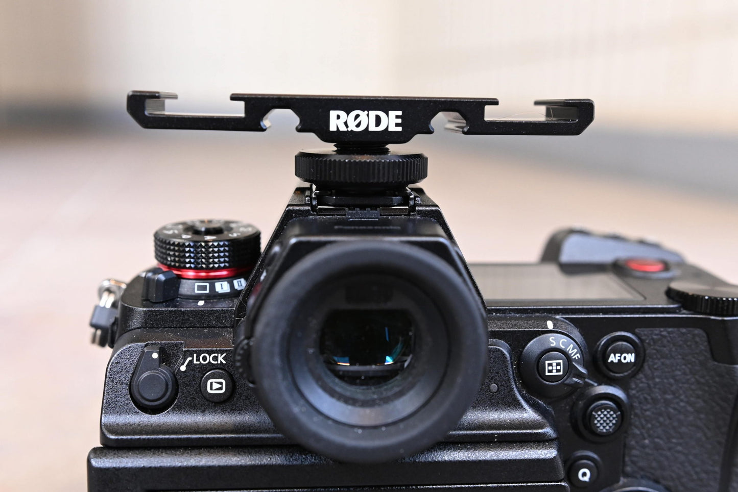 Rode DCS-1 Aluminum Lightweight Dual Cold Shoe Mount for Cameras and Monopods