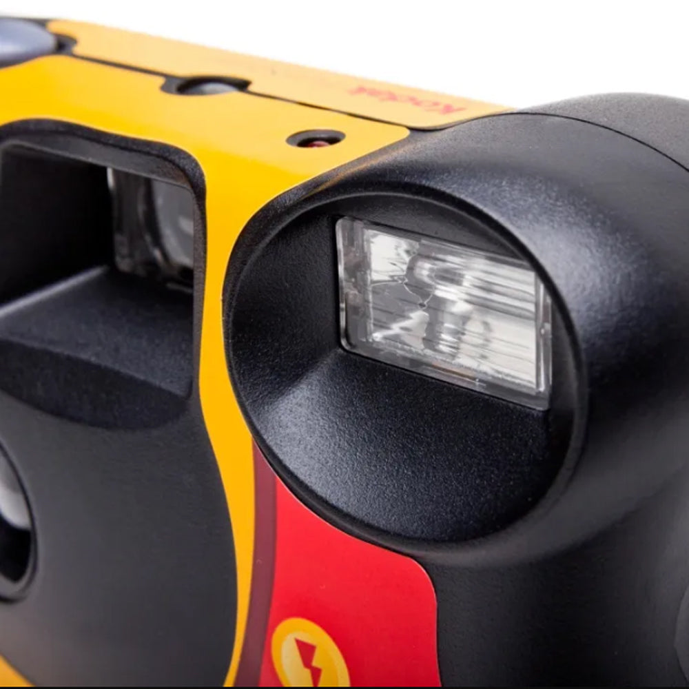 KODAK SUC Daylight / FunSaver Disposable Analog Film Camera with 39 / 27 Exposures Shots, 27 + 12 Sheets, 800 ISO, 35mm Film Format and C-41 Print Process for Point and Shoot Photography