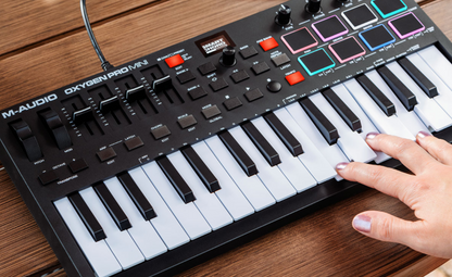 [CLEARANCE] M-Audio Oxygen Pro Mini MIDI Controller with Smart Chord and Smart Scale Technology and 32-Key USB Powered MIDI controller Feature