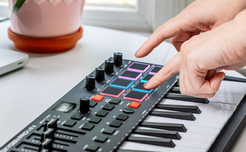 M-Audio Oxygen Pro Mini MIDI Controller with Smart Chord and Smart Scale Technology and 32-Key USB Powered MIDI controller Feature